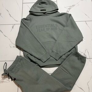 Essentials fear of God set top and bottom it’s called Sycamore unisex
